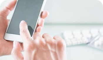 Manos y un teléfono celular​​ 